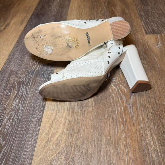 Primadonna Women's White Boots - Picture 4 of 5